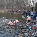 Video: Novoroční namáčení v jistebnickém rybníku Chadimák přilákalo 69 otužilců