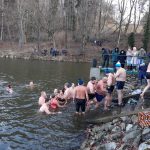 Video: Novoroční namáčení v jistebnickém rybníku Chadimák přilákalo 69 otužilců
