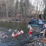 Video: Novoroční namáčení v jistebnickém rybníku Chadimák přilákalo 69 otužilců