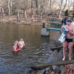 Video: Novoroční namáčení v jistebnickém rybníku Chadimák přilákalo 69 otužilců