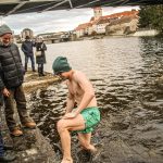 Otužilci ve Strakonicích oslavili Nový rok v Otavě pod pivovarem