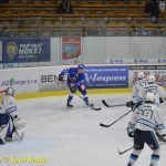 VIDEO: Grofe, vypadni, přivítali fanoušci nového trenéra HC Tábor. Kohouti se po výhře nad Vrchlabím vrátili do čela ligy