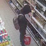 V Sezimově Ústí někdo platil kradenou kartou. Policie pátrá po třech lidech