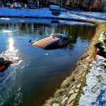 V Prachaticích sjelo auto do požární nádrže. Z vody ho tahal jeřáb s potápěči