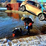 V Prachaticích sjelo auto do požární nádrže. Z vody ho tahal jeřáb s potápěči