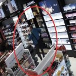 Z obchodu v Budějovicích zmizely parfémy za 12 tisíc korun. Policie hledá muže z fotografie