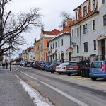 Parkovné je v zimě na Hluboké dobrovolné. Místní parkují zdarma celý rok
