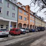 Parkovné je v zimě na Hluboké dobrovolné. Místní parkují zdarma celý rok