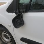Na Nábřeží 1. máje v Písku někdo naboural zaparkované auto a ujel