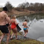 Dražický rybník Na Suchých byl mokrý až až. Do vody šlo jedenáct otužilců