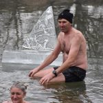 Dražický rybník Na Suchých byl mokrý až až. Do vody šlo jedenáct otužilců