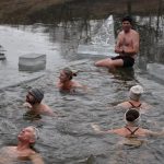 Dražický rybník Na Suchých byl mokrý až až. Do vody šlo jedenáct otužilců