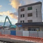 Chátrající nádražní budova v Kájově už je minulostí