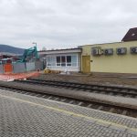 Chátrající nádražní budova v Kájově už je minulostí