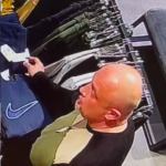 Z obchodu v Budějovicích zmizely věci za tisíce korun. Policie hledá dvojici z fotografie
