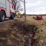 Vážná nehoda na Strakonicku. Řidiče transportoval do nemocnice vrtulník