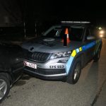 Mladá žena se chtěla naučit řídit. Sedla za volant a vyrazila. Nabourala policejní auto