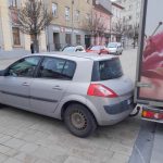 Mladík ve Strakonicích špatně zabrzdil auto. Nacouvalo do dodávky