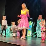 Ekonomka hutnictví Míša Růžičková napsala přes 170 písniček pro děti. V neděli je rozpohybovala v Milevsku