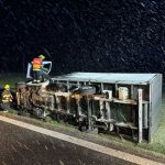 U Kamenného Újezdu v noci bourala dodávka. Zraněnému řidiči pomáhali ven z auta hasiči