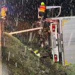 U Kamenného Újezdu v noci bourala dodávka. Zraněnému řidiči pomáhali ven z auta hasiči