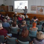 V budějovickém archivu zahájili přednášky o historii. Po nakouknutí do nálezů v v kostelních makovicích přijde třeba kočičí aféra