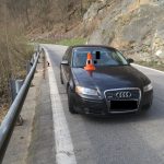 Hazardér na Krumlovsku předjížděl v zatáčce. Ohrozil ostatní řidiče, jeden skončil s autem ve svodidlech