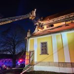 AKTUALIZOVÁNO: Na náměstí v Chlumu u Třeboně hoří kostel. Hasiči odvážejí cennosti