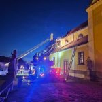 AKTUALIZOVÁNO: Na náměstí v Chlumu u Třeboně hoří kostel. Hasiči odvážejí cennosti