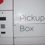 Zloděj chtěl krást zboží z boxů. Byly prázdné, škoda jde přesto do desítek tisíc