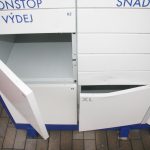 Zloděj chtěl krást zboží z boxů. Byly prázdné, škoda jde přesto do desítek tisíc