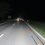 Na silnici I/20 srazilo auto muže na elektrokole. Cyklista utrpěl vážné zranění