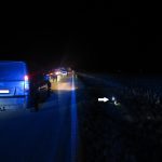 Na silnici I/20 srazilo auto muže na elektrokole. Cyklista utrpěl vážné zranění