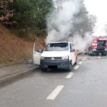 V Dačicích hořela dodávka s chemikáliemi. Řidič skončil v péči záchranářů