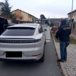 VIDEO: Perly, luxusní hodinky, drahá auta, balíky peněz. Jihočeští kriminalisté vyšetřují daňové podvody za nejméně 108 milionů