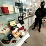 VIDEO: Perly, luxusní hodinky, drahá auta, balíky peněz. Jihočeští kriminalisté vyšetřují daňové podvody za nejméně 108 milionů