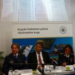 VIDEO: Perly, luxusní hodinky, drahá auta, balíky peněz. Jihočeští kriminalisté vyšetřují daňové podvody za nejméně 108 milionů