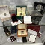 VIDEO: Perly, luxusní hodinky, drahá auta, balíky peněz. Jihočeští kriminalisté vyšetřují daňové podvody za nejméně 108 milionů