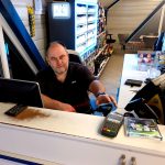 Ne ve čtyři. Ve tři ráno vstával dnes do práce na pumpě