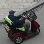 Muž na elektrické tříkolce naboural v Soběslavi auto a ujel. Policie pátrá po jeho totožnosti