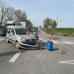 Motorkář se u Velešína střetl s autem. Dva zranění