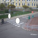Senior na elektrokole narazil do závory na parkovišti u budějovické nemocnice. Pátrá po něm policie