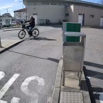 Senior na elektrokole narazil do závory na parkovišti u budějovické nemocnice. Pátrá po něm policie