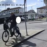 Senior na elektrokole narazil do závory na parkovišti u budějovické nemocnice. Pátrá po něm policie