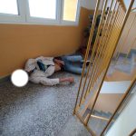 Nedošel. Namol opilý muž zůstal ležet na chodbě jednoho z táborských paneláků
