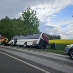 AKTUALIZOVÁNO: U Lišova havaroval autobus. Zraněná řidička měla pozitivní test na drogy