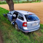 U Mirovic narazil řidič s autem do stromu. Zraněného muže transportoval do nemocnice vrtulník