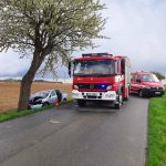 U Mirovic narazil řidič s autem do stromu. Zraněného muže transportoval do nemocnice vrtulník