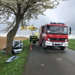 U Mirovic narazil řidič s autem do stromu. Zraněného muže transportoval do nemocnice vrtulník