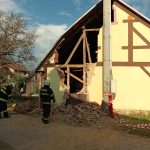 Opilá řidička narazila s autem na Prachaticku do domu. Část zdi musela jít k zemi